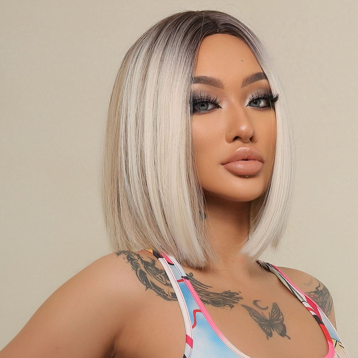 Perruque blonde platine carré féminité