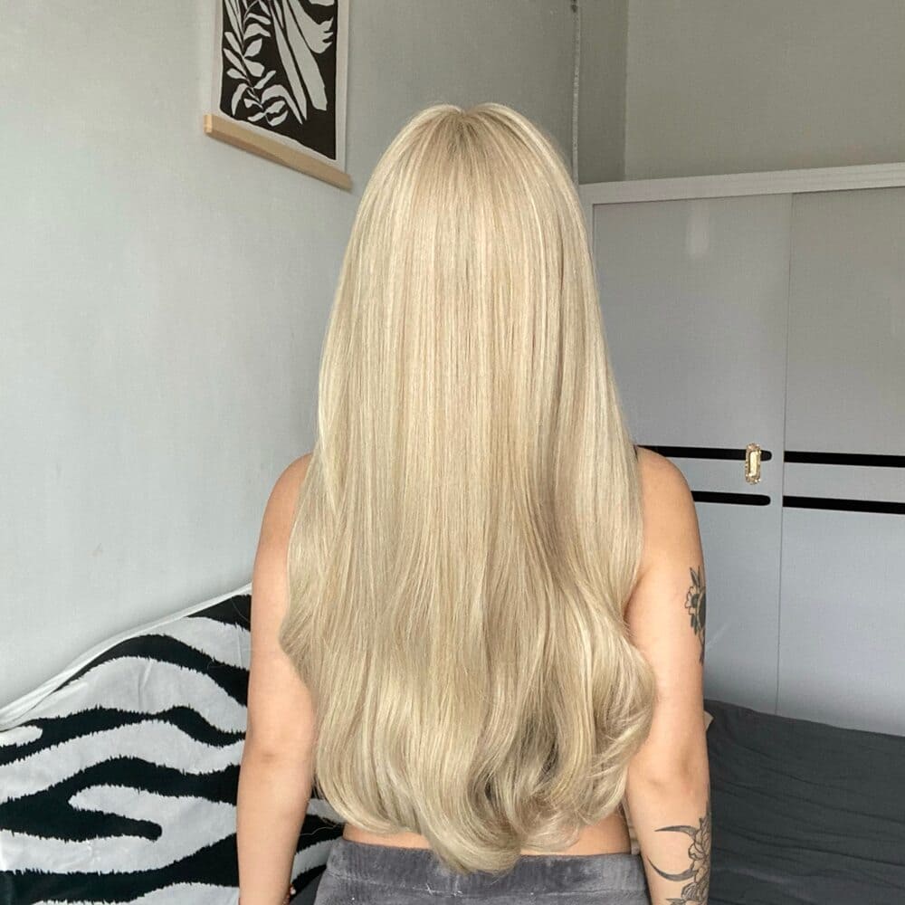 Perruque blonde réaliste nuque
