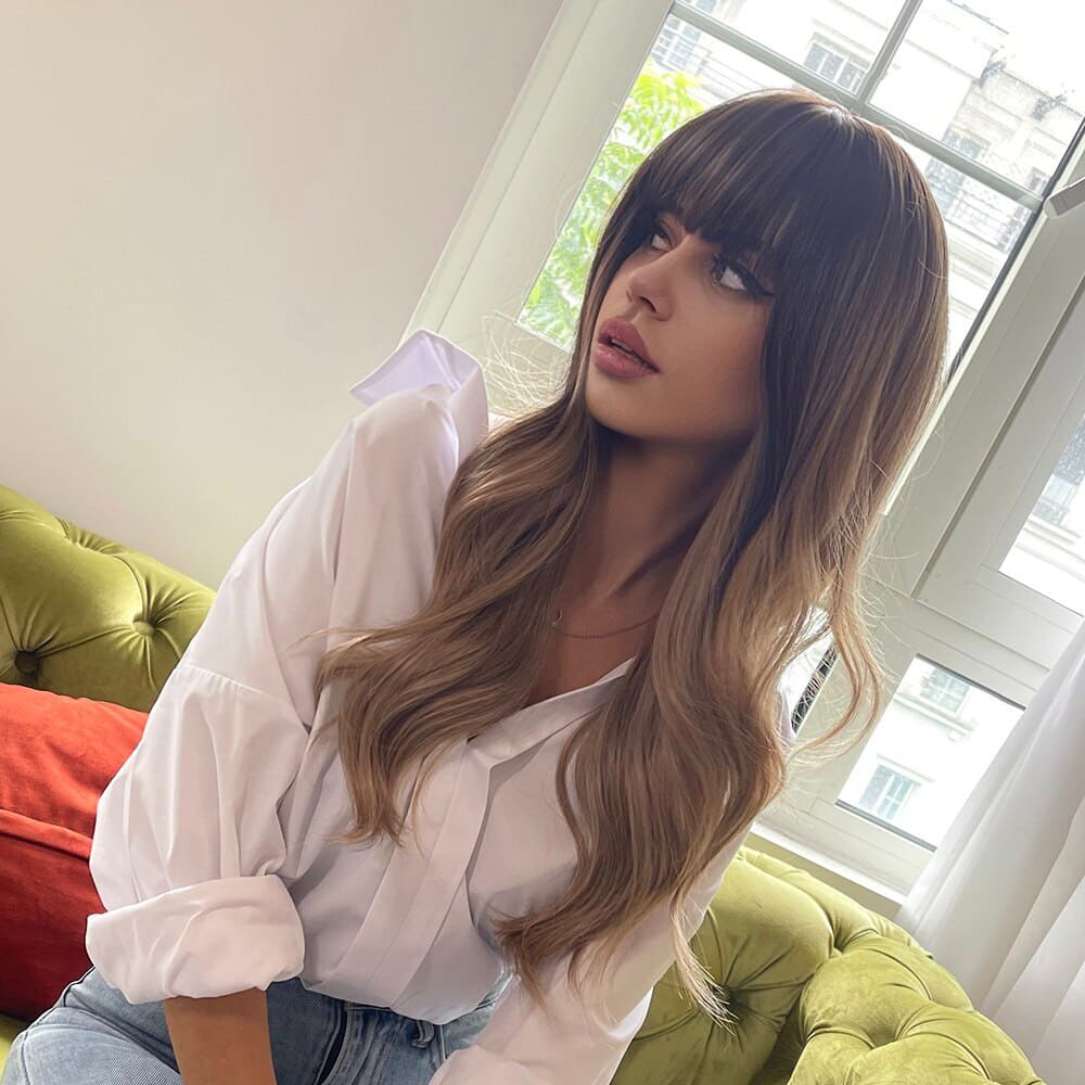 Perruque brune longue frange féminité