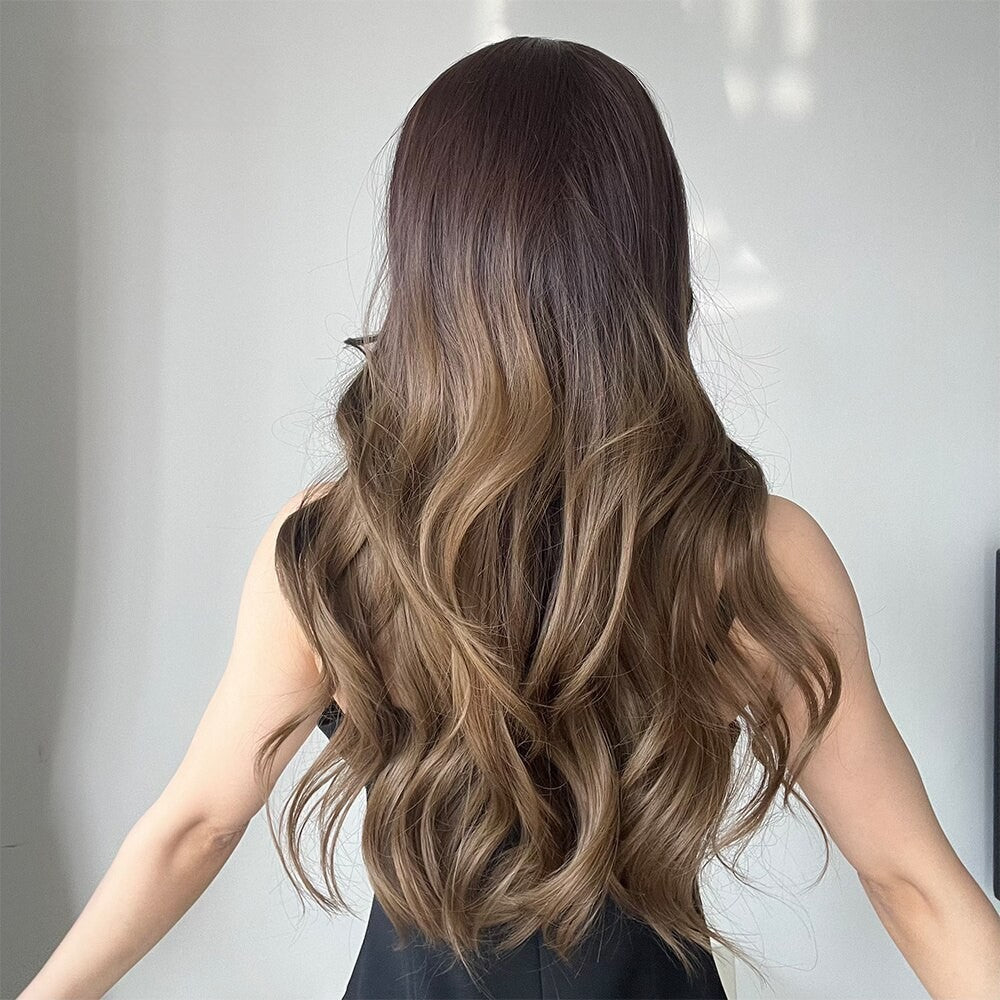 Perruque brune ondulée dos