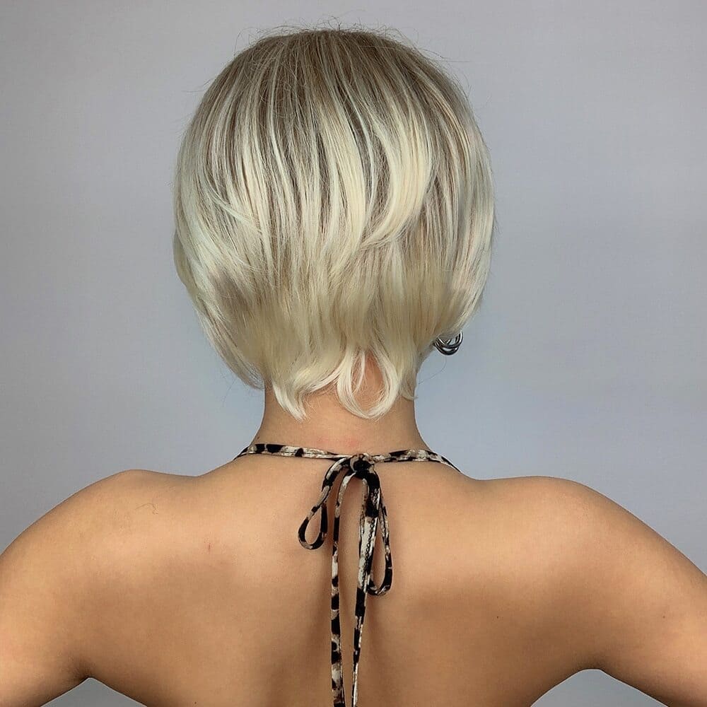 Perruque courte blonde mèche nuque