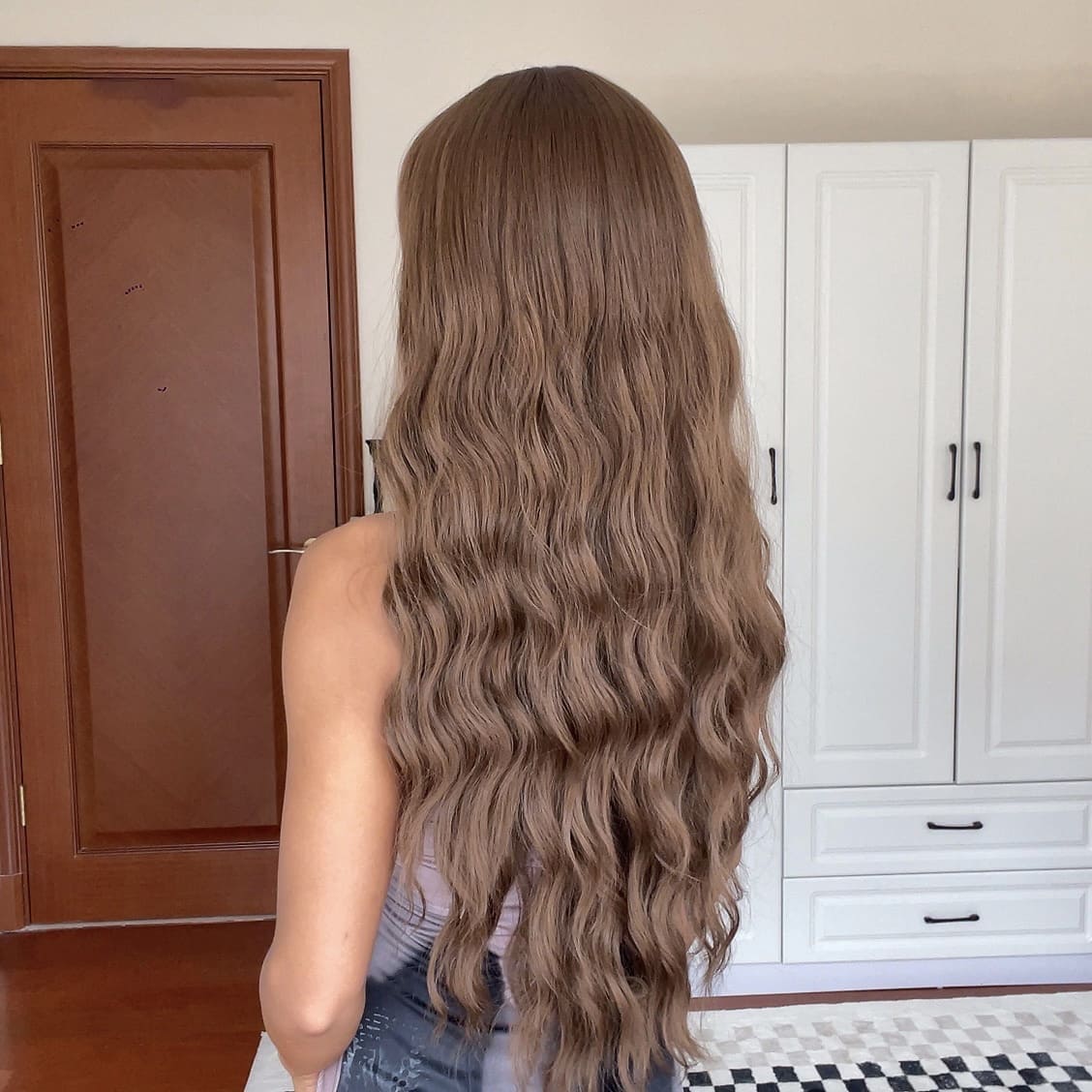 Perruque longue châtain clair nuque