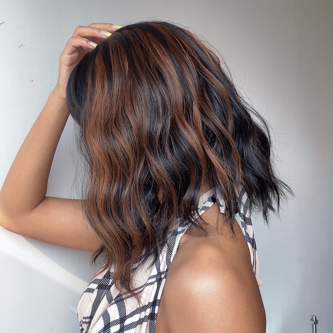 Perruque noire et marron nuque