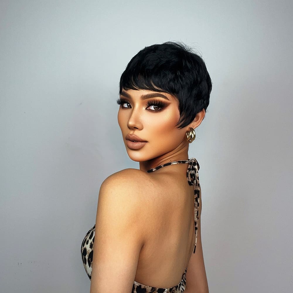 Perruque noire femme courte dos