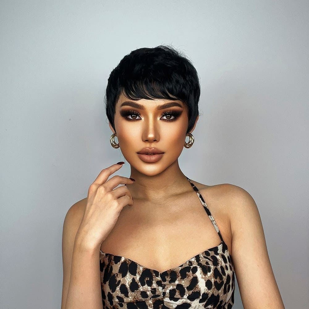Perruque noire femme courte féminité