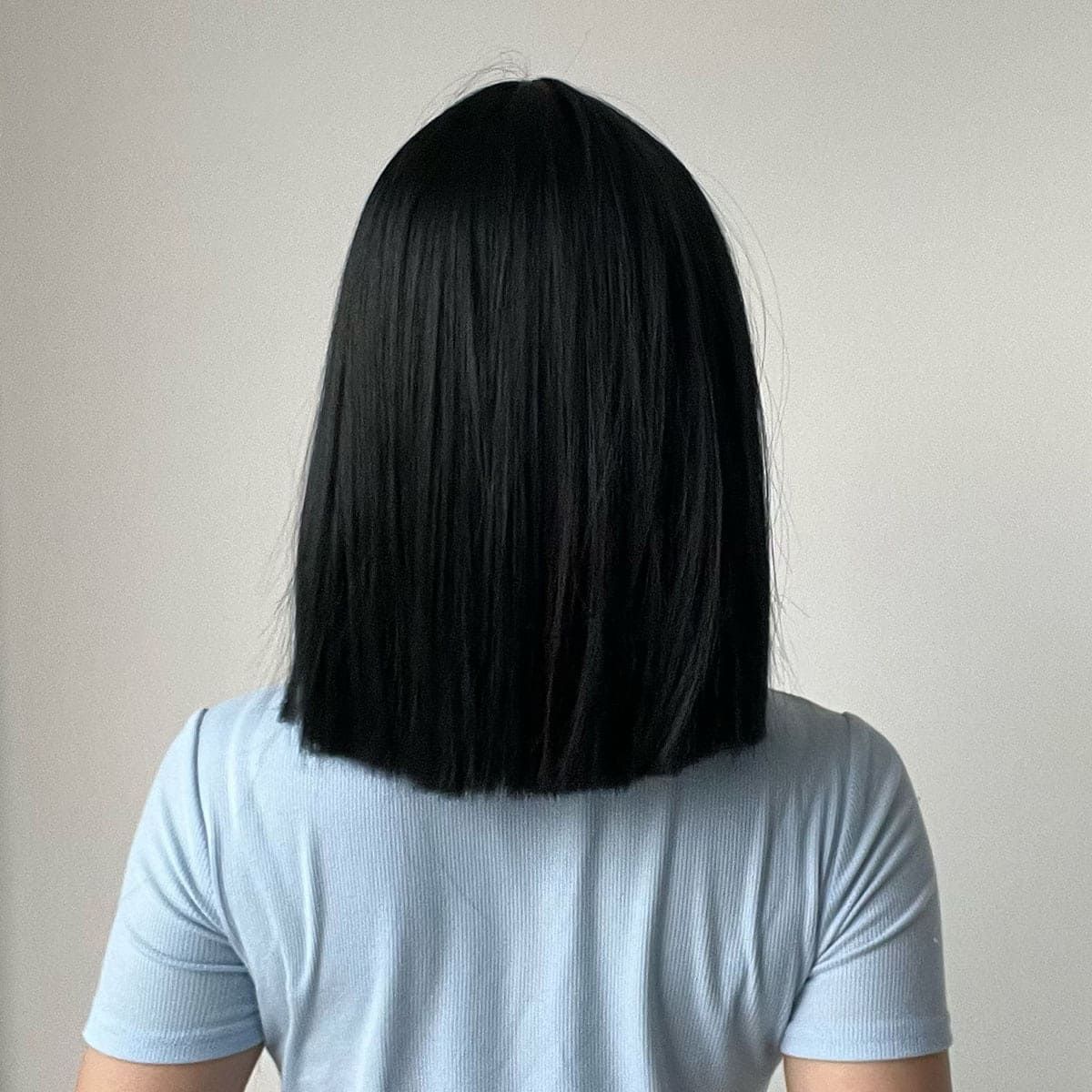 Perruque noire frange nuque