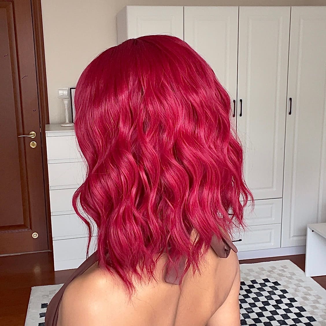 Perruque rose fuchsia nuque