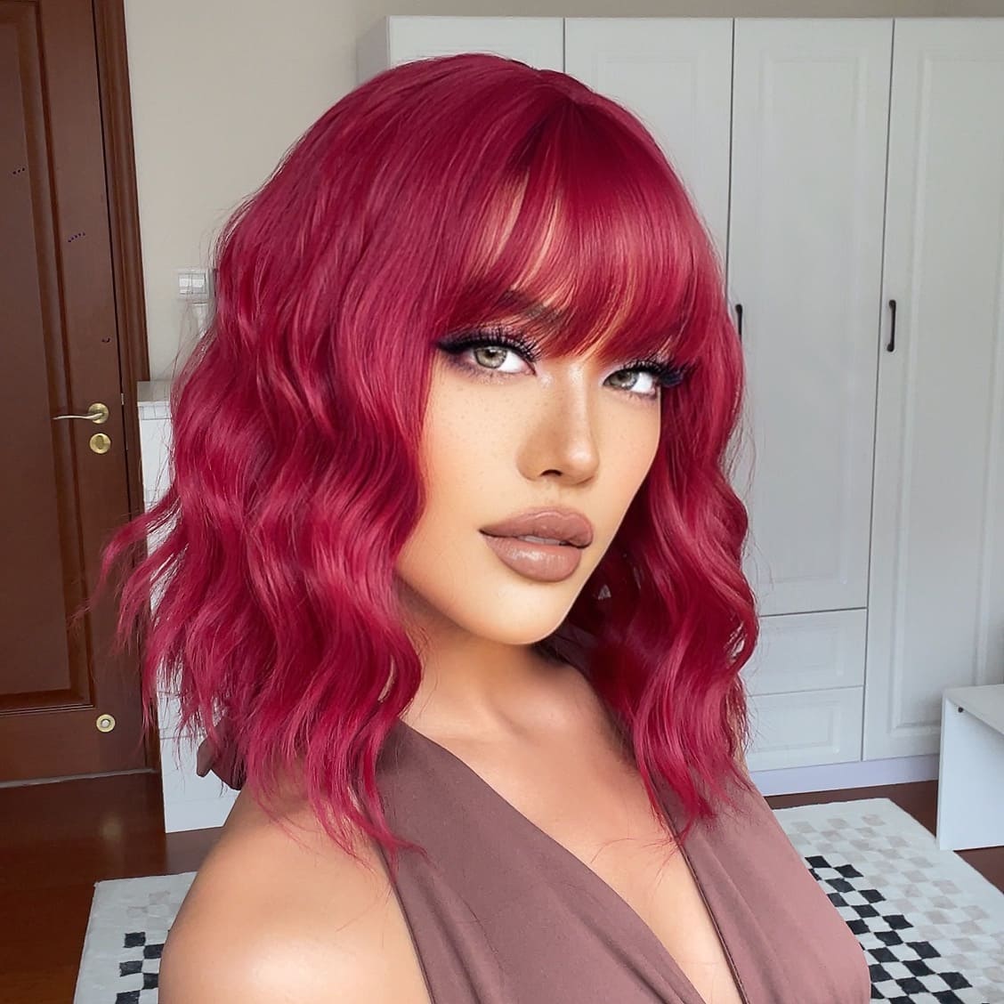 Perruque rose fuchsia ondulée